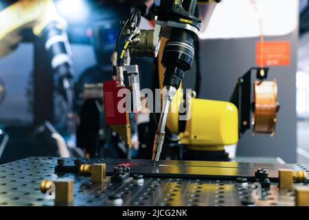 Gasabschneider am Roboterarm.Nahaufnahme des Schweißroboterarms Stockfoto