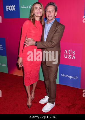 Los Angeles, Usa. 11.. Juni 2022. LOS ANGELES, KALIFORNIEN, USA - 11. JUNI: Veronica Smiley Grazer und ihr Mann/amerikanischer Filmproduzent Brian Grazer kommen zur G'Day AAA (American Australian Association) Arts Gala 2022 im JW Marriott Los Angeles L.A. LIVE am 11. Juni 2022 in Los Angeles, California, USA. ( Kredit: Image Press Agency/Alamy Live News Stockfoto