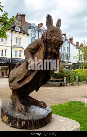 Holzskulptur von Alice im Wunderland auf Llandudno. Nordwales, Wales, Großbritannien Stockfoto