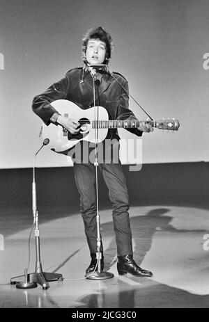 BOB DYLAN amerikanischer Folk-Sänger, der Times they are A Changing in den BBC Shepherds Bush Studios aufführt 4. Juni 1965. Foto: Tony Gale Stockfoto