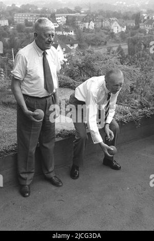 Vor 40 Jahren, am 22. Februar 1980, starb Oskar Kokoschka, Bundeskanzler Konrad ADENAUER (rechts) und Oskar KOKOSCHKA, Österreich, Maler, Dichter, Grafiker, Boccia-Spiele gemeinsam im Park der Villa La Collina (im Hintergrund) in Cadenabbia (Schweiz); ganze Figur, vertikales Format; Schwarz-Weiß-Aufnahme Â Stockfoto