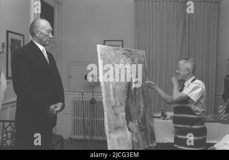 Oskar KOKOSCHKA (r.), Österreich, Maler, Dichter, Grafiker, Malt Konrad ADENAUER, Deutschland, Politiker, ehemaliger Bundeskanzler, CDU, Seitenansicht von Adenauer und der Leinwand; Landschaftsformat; Schwarzweiß-Aufnahme Stockfoto