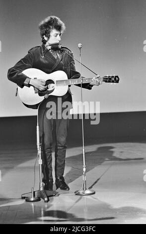 BOB DYLAN amerikanischer Folk-Sänger, der Times they are A Changing in den BBC Shepherds Bush Studios aufführt 4. Juni 1965. Foto: Tony Gale Stockfoto