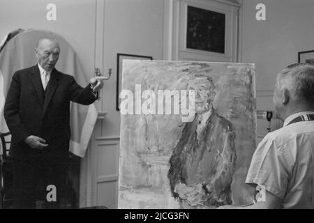 Cadenabbia, Schweiz. 12. Dez 2016. Oskar KOKOSCHKA (r.), Österreich, Maler, Dichter, Grafiker, Malt Konrad ADENAUER, Deutschland, Politiker, ehemaliger Bundeskanzler, CDU, Wer mit ausgestrecktem Arm und Zeigefinger auf Kokoschka zeigt; Landschaftsformat; Schwarz-Weiß-Aufnahme ÃÂ Credit: dpa/Alamy Live News Stockfoto