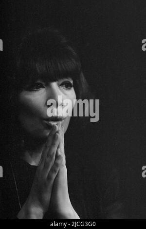 Juliette GRECO, FRA, singen, singen, Konzert, Autor, Sängerin, Schauspielerin, Musiker, Diva, Sänger, Portrait, Portrait, beschnittenes Einzelbild, Einzelmotiv, Hamburg 29.. November 1963 Â Stockfoto