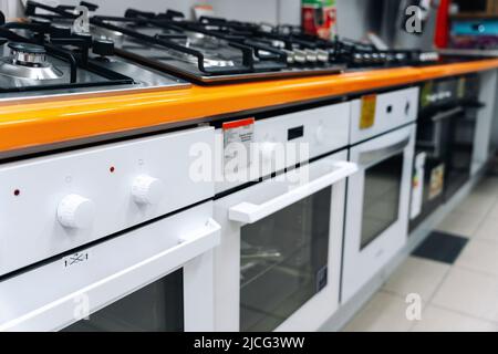 Verkauf von Gaskochplatten in einem Haushaltsgeräteladen. Eingebautes Kochfeld Stockfoto