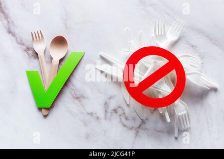 Verbot von Einweg-Kunststoff-Besteck Geschirr Holzbesteck gegen Kunststoff Stockfoto