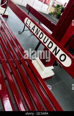 Sitzbank am Bahnhof Llandudno. Wales Stockfoto