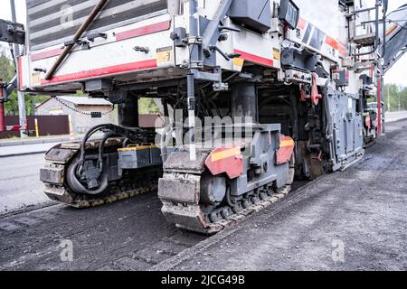 Große Straße Kaltfräsmaschine entfernt den alten Asphalt und die Beladung Stockfoto