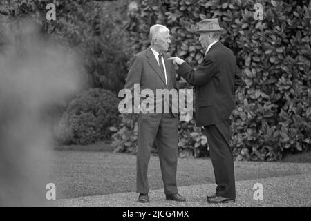 Oskar KOKOSCHKA (l.), Österreich, Maler, Dichter, Grafiker, Malt Konrad ADENAUER, Deutschland, Politiker, ehemaliger Bundeskanzler, CDU, Sie stehen in einem Park und sprechen miteinander; Landschaftsformat; Schwarz-Weiß-Aufnahme ÃÂ Stockfoto