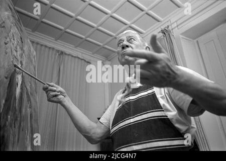 Oskar KOKOSCHKA, Österreich, Maler, Dichter, Grafiker, Malt Konrad ADENAUER, Deutschland, Politiker, ehemaliger Bundeskanzler, CDU, Landschaftsformat; Schwarzweiß-Aufnahme Stockfoto