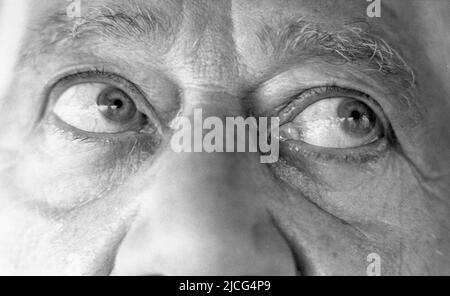 Oskar KOKOSCHKA, Österreich, Maler, Dichter, Grafiker, Gesichtsdetail, nur Augen und Nase sind zu sehen, sieht seitwärts, QF; schwarz-weiß Schuss. Stockfoto