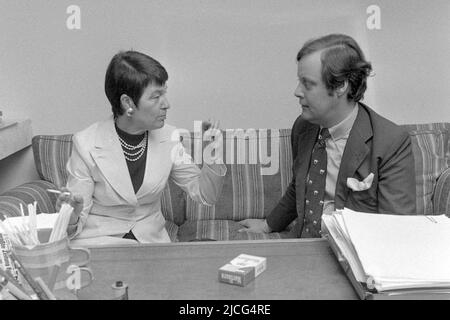 Axel Sven SPRINGER, rechts, genannt SVEN SIMON, Fotograf, Mitbegründer der Pressefotoagentur SVEN SIMON, im Gespräch mit Hannelore Loki SCHMIDT, Frau von Bundeskanzler Helmut Schmidt, SPD, schwarz-weiß, schwarz-weiß, monochrom, SW monochrom, Schwarzweiß-Foto, 23. Mai 1975, Stockfoto