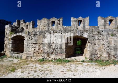 Äußere Stadtmauer, Altstadt von Rhodos, Rhodos, Dodekanes, Griechenland. Stockfoto