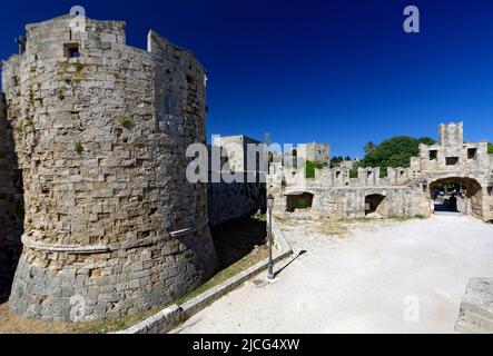 Äußere Stadtmauer, Altstadt von Rhodos, Rhodos, Dodekanes, Griechenland. Stockfoto