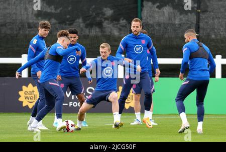 Von links nach rechts, Englands John Stones, Kalvin Phillips, James Justin, James ward-Prowse, Harry Kane und Kyle Walker während einer Trainingseinheit auf dem Sir Jack Hayward Training Ground, Wolverhampton. Bilddatum: Montag, 13. Juni 2022. Stockfoto