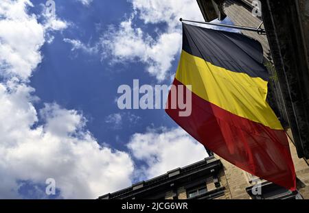 Die Abbildung zeigt die belgische Flagge vor einem Treffen zwischen der Vorsitzenden des bundestages und der Vorsitzenden des ukrainischen parlaments am Montag, den 13. Juni 2022 im Palais de la Nation in Brüssel. BELGA FOTO ERIC LALMAND Stockfoto