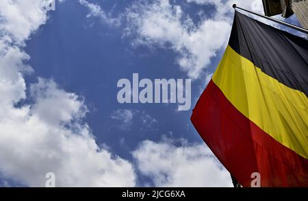 Die Abbildung zeigt die belgische Flagge vor einem Treffen zwischen der Vorsitzenden des bundestages und der Vorsitzenden des ukrainischen parlaments am Montag, den 13. Juni 2022 im Palais de la Nation in Brüssel. BELGA FOTO ERIC LALMAND Stockfoto