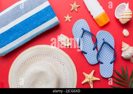 Sommerurlaub Konzept flach legen. Strand-Accessoires und Handtuch Draufsicht. Platz für Text. Reisekonzept. Stockfoto