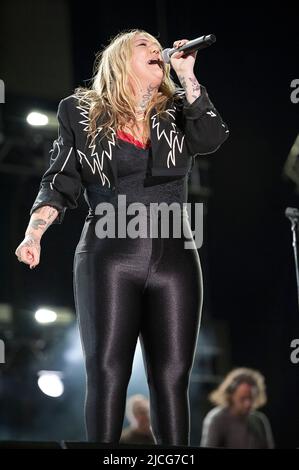 12. Juni 2022 - Nashville, Tennessee; der US-Musiker Elle KING tritt im Nissan Stadium im Rahmen des CMA Music Festivals 2022 in der Innenstadt von Nashville auf. Copyright 2022 Jason Moore. (Bild: © Jason Moore/ZUMA Press Wire) Stockfoto