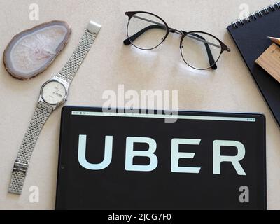 Auf diesem Foto Illustration Uber Technologies Inc. Logo auf einem Tablet zu sehen Stockfoto