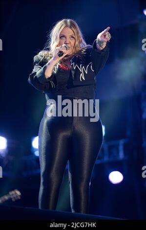 12. Juni 2022 - Nashville, Tennessee; der US-Musiker Elle KING tritt im Nissan Stadium im Rahmen des CMA Music Festivals 2022 in der Innenstadt von Nashville auf. Copyright 2022 Jason Moore. (Bild: © Jason Moore/ZUMA Press Wire) Stockfoto