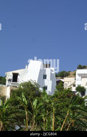 Frigiliana Dorf, Spanien. Schönes, historisches Bergdorf an der Costa del Sol. Aufnahme des historischen, alten maurischen Viertels in einem niedrigen Winkel. Stockfoto