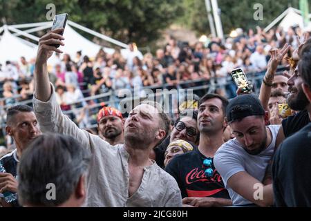 Rom, Italien. 11.. Juni 2022. Davide Rossi, der Sohn von Vasco, macht Selfies mit Fans während des Konzerts seines Vaters im Circo Massimo in Rom. (Foto: Stefano Costantino/SOPA Images/Sipa USA) Quelle: SIPA USA/Alamy Live News Stockfoto