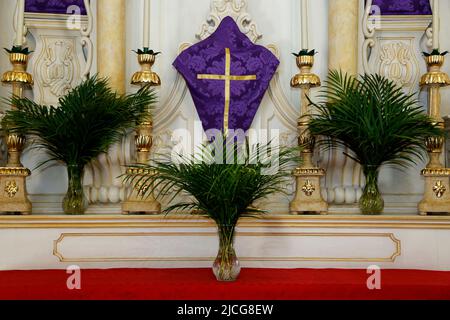 Karwoche. Kreuz mit violettem Stoff in der Zeit der Ausgeliehen bedeckt. Traditionelle katholische Feier Palmsonntag. Christlicher Glaube. Religiöses Symbol. Stockfoto