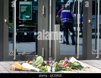 Hamm, Deutschland. 13.. Juni 2022. Blumen und Trauerkerzen liegen vor dem Hörsaalgebäude der Hochschule Hamm. Nach einem Messerangriff eines Mannes, der psychisch krank war, starb eine 30-jährige Frau an ihren Verletzungen. Quelle: Roland Weihrauch/dpa/Alamy Live News Stockfoto