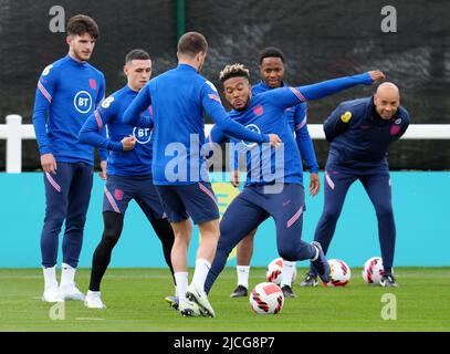 Von links nach rechts, Englands Declan Rire, Phil Foden, Mason Mount, Reece James und Raheem Sterling während einer Trainingseinheit auf dem Sir Jack Hayward Training Ground, Wolverhampton. Bilddatum: Montag, 13. Juni 2022. Stockfoto