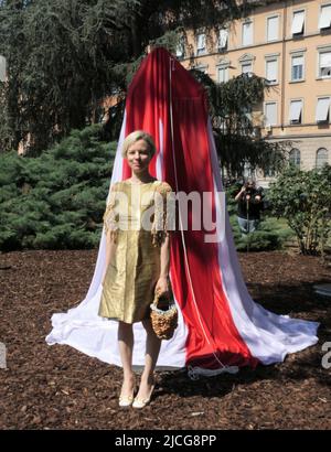 Mailand, Italien. 13.. Juni 2022. Mailand, Italien Einweihung der Skulptur für Margherita Hack mit dem Titel "Physical Look" an der Staatlichen Universität Largo Richini mit der Künstlerin Daniela Olivieri, alias Sissi Deloitte Foundation in Zusammenarbeit mit der Casa degli Artisti und mit Unterstützung der Gemeinde Mailand der Skulptur für Margherita Hack, teilnehmenden Institutionen. Auf dem Foto: Die Künstlerin Daniela Olivieri, aka Sissi Kredit: Unabhängige Fotoagentur/Alamy Live News Stockfoto