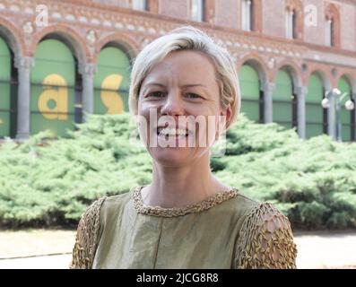 Mailand, Italien. 13.. Juni 2022. Mailand, Italien Einweihung der Skulptur für Margherita Hack mit dem Titel "Physical Look" an der Staatlichen Universität Largo Richini mit der Künstlerin Daniela Olivieri, alias Sissi Deloitte Foundation in Zusammenarbeit mit der Casa degli Artisti und mit Unterstützung der Gemeinde Mailand der Skulptur für Margherita Hack, teilnehmenden Institutionen. Auf dem Foto: Die Künstlerin Daniela Olivieri, aka Sissi Kredit: Unabhängige Fotoagentur/Alamy Live News Stockfoto