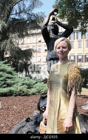 Mailand, Italien. 13.. Juni 2022. Mailand, Italien Einweihung der Skulptur für Margherita Hack mit dem Titel "Physical Look" an der Staatlichen Universität Largo Richini mit der Künstlerin Daniela Olivieri, alias Sissi Deloitte Foundation in Zusammenarbeit mit der Casa degli Artisti und mit Unterstützung der Gemeinde Mailand der Skulptur für Margherita Hack, teilnehmenden Institutionen. Auf dem Foto: Die Künstlerin Daniela Olivieri, aka Sissi Kredit: Unabhängige Fotoagentur/Alamy Live News Stockfoto