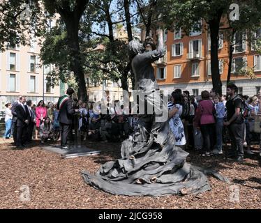 Mailand, Italien. 13.. Juni 2022. Mailand, Italien Einweihung der Skulptur für Margherita Hack mit dem Titel "Physical Look" an der Staatlichen Universität Largo Richini mit der Künstlerin Daniela Olivieri, alias Siss Fondazione Deloitte in Zusammenarbeit mit der Casa degli Artisti und mit Unterstützung der Gemeinde Mailand der Skulptur für Margherita Hack, teilnehmenden Institutionen. Auf dem Foto: Margherita Hack die Skulptur Kredit: Unabhängige Fotoagentur/Alamy Live News Stockfoto