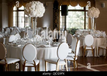 Elegante Bankettsaal für eine Hochzeit. Stockfoto