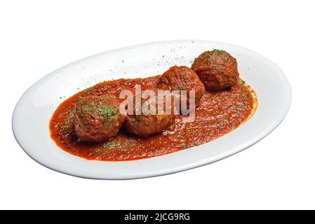 Weißer Teller mit Fleischbällchen und Tomatenwurst. Isoliert mit Beschneidungspfad Stockfoto
