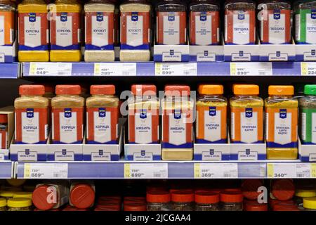 Tjumen, Russland-26. Mai 2022: Metro-Chef loggt verschiedene Gewürze auf der Theke des deutschen multinationalen Unternehmens Stockfoto