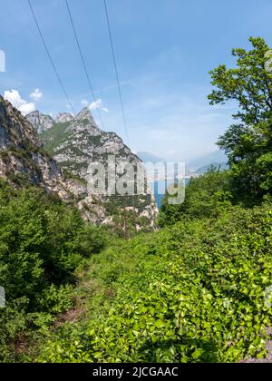 Punta Larici spektakuläre Aussicht auf den Gardasee und das Ledro-Tal, Outdoor-Tourismus-Ziel in Norditalien, Europa Stockfoto