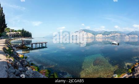 Panoramablick auf den Riva del Garda See, im Sommer am Ufer des Gardasees. Ferienort an der Küste des Gardasees. Provinz Trient, Stockfoto