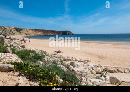 Sagres, Portugal. 2022 Mai 7. Menschen in Praia da Mareta in der touristischen Stadt Sagres an der Algarve, Portugal im Sommer 2022. Stockfoto