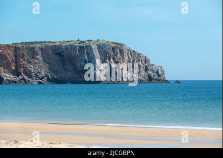 Praia da Mareta in der touristischen Stadt Sagres an der Algarve, Portugal im Sommer 2022. Stockfoto