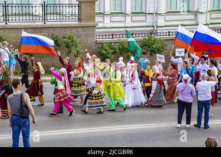 Omsk, Russland. 12. Juni 2022. Russland-Tag. Multinationale Delegation des Bezirks Znamenski. Stockfoto