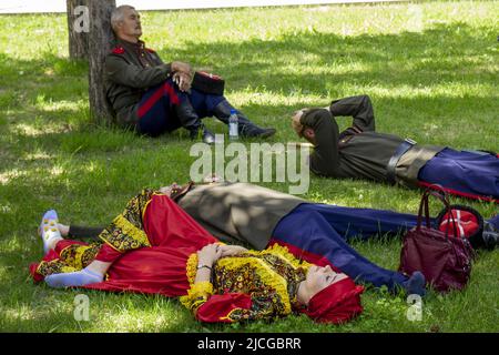 Omsk, Russland. 12. Juni 2022. Russland-Tag. Russische Kosaken ruhen im Schatten. Stockfoto