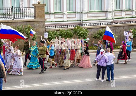 Omsk, Russland. 12. Juni 2022. Russland-Tag. Multinationale Delegation des Bezirks Okoneshnikovo. Stockfoto