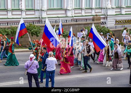 Omsk, Russland. 12. Juni 2022. Russland-Tag. Eine Gruppe von Vertretern der Tataren-Diaspora. Stockfoto