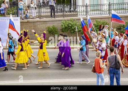 Omsk, Russland. 12. Juni 2022. Russland-Tag. Multinationale Delegation des Moskauer Bezirks. Stockfoto