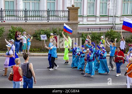 Omsk, Russland. 12. Juni 2022. Russland-Tag. Multinationale Delegation des Bezirks Tevriz. Stockfoto