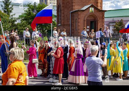 Omsk, Russland. 12. Juni 2022. Russland-Tag. Eine Gruppe von Vertretern der armenischen Diaspora. Stockfoto