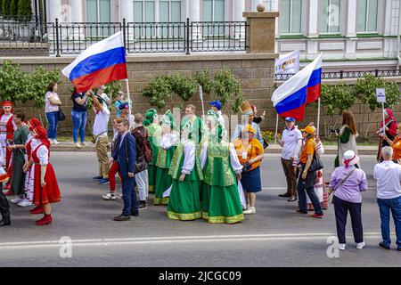 Omsk, Russland. 12. Juni 2022. Russland-Tag. Eine Gruppe von Vertretern von Baschkortostan. Stockfoto